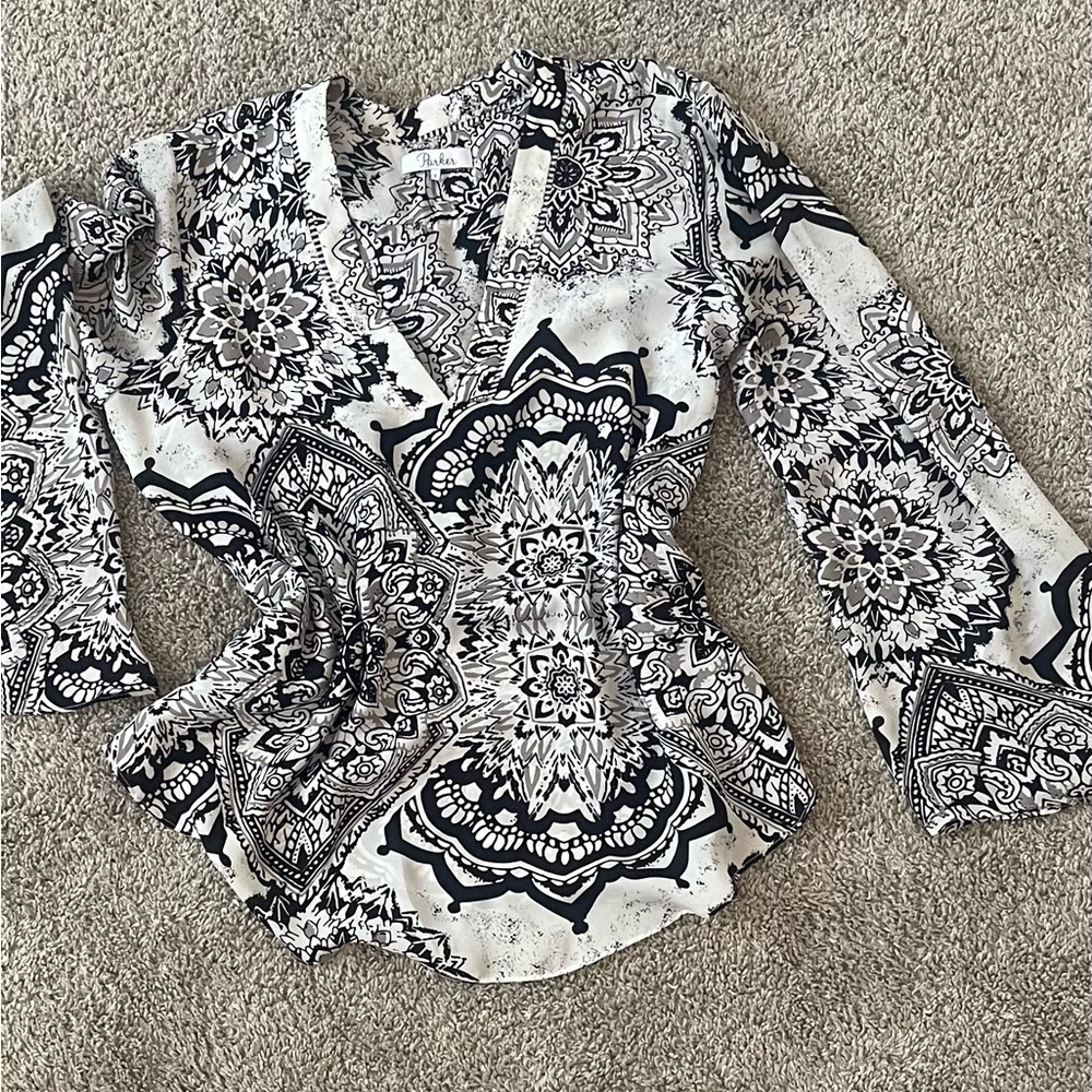 Parker beautiful White and Black blouse with flared sleeves in size Small